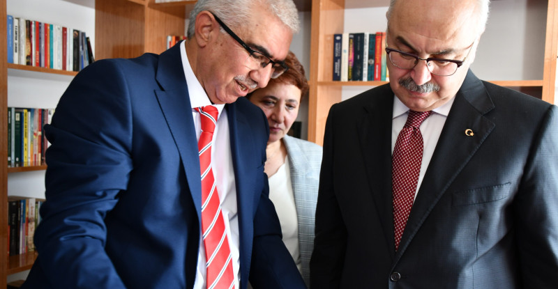 Adana’da depremzedelerin yaşadığı konteyner kentte kütüphane açıldı