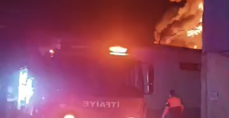 Adana’da ahşap imalathanesinde çıkan yangın Ekiplerin çalışmasıyla kontrol altına alındı.