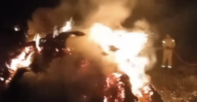 Adana’nın Feke ilçesinde, tarlada alev alan ekin yığını yandı.