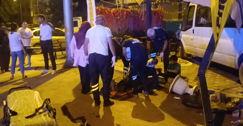 ADANA’DA MİNİBÜS OTOMOBİLLE ÇARPIŞIP İŞ YERİNE GİRDİ 1’İ ÇOCUK 4 KİŞİ YARALANDI