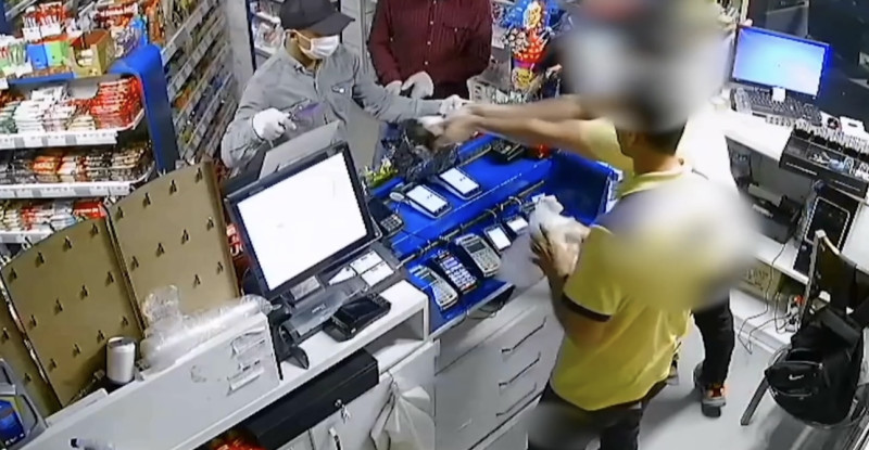 Adana’da bir akaryakıt istasyonunda 2 kişi tabanca ve bıçakla, görevlileri tehdit ederek 20 bin lira gasbetti.