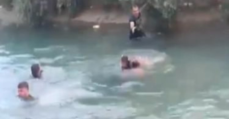 ADANA’DA SULAMA KANALINA DÜŞEN OTOMOBİLDEKİ 6 KİŞİYİ VATANDAŞLAR KURTARDI