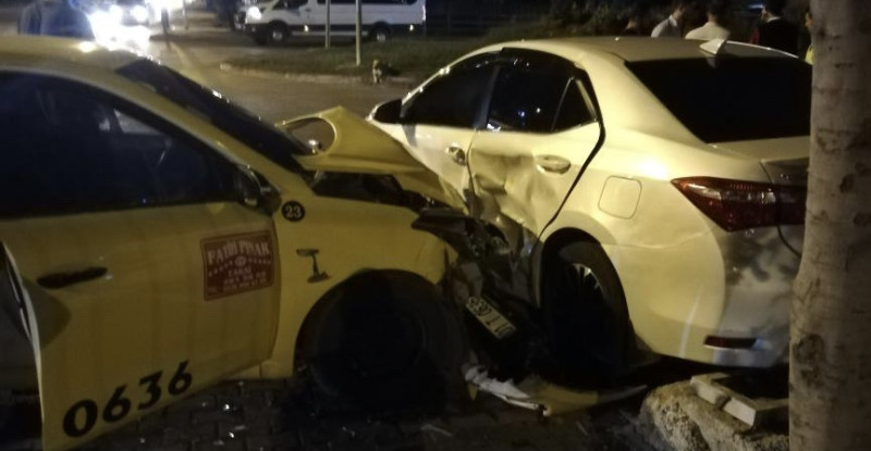 ADANA’DA TAKSİ İLE OTOMOBİLİN ÇARPIŞMASI SONUCU 2 KİŞİ YARALANDI
