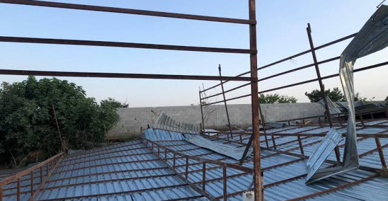 Adana’nın İmamoğlu ilçesinde kuvvetli rüzgar nedeniyle bir çiftlikteki ahırın çatısı uçtu.