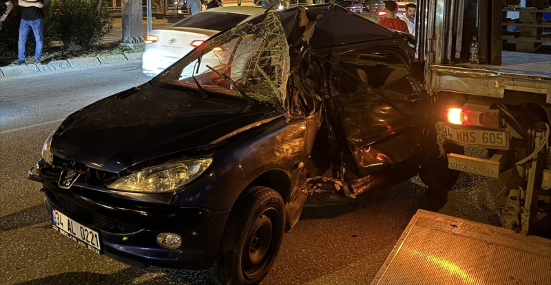 Adana’da park halindeki kamyona çarpan otomobilin sürücüsü hayatını kaybetti.