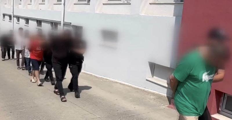 Adana’da uyuşturucu satıcılarına yönelik operasyonlarda gözaltına alınan 66 şüpheliden 44’ü tutuklandı.