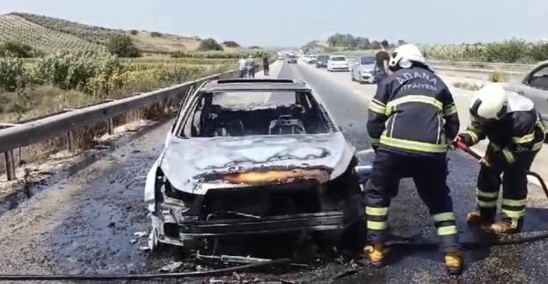 Adana’da seyir halindeki otomobilde çıkan yangında  araç kullanılamaz hale geldi