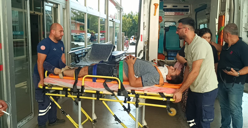 Adana’nın Feke ilçesinde evin önündeki çardağın çökmesi sonucu 1’i ağır 4 kişi yaralandı.