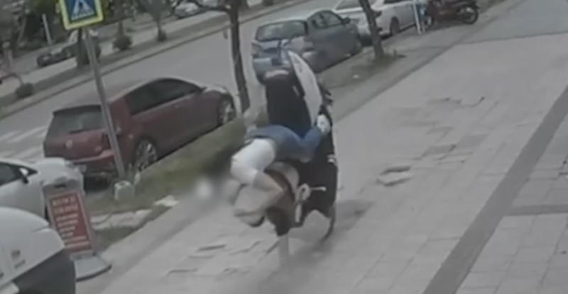 ADANA’DA, TURGUT ÖZAL BULVARINDA İLERLEDİĞİ KALDIRIMIN BOZUK TAŞINA ÇARPAN MOTOSİKLET TAKLA ATTI.. SÜRÜCÜ VE ARKADAŞI YARALANDI