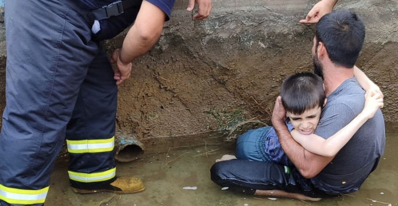 Adana’da, ayağı süs havuzunun giderine sıkışan çocuk itfaiye ekibince kurtarıldı.