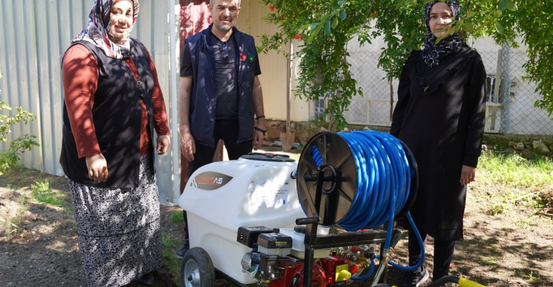 Bahçe ilçesinde çiftçilere ilaçlama makinesi dağıtıldı