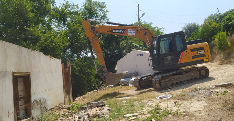 Kozan’da depremde hasar alan 18 ev kontrollü yıkıldı