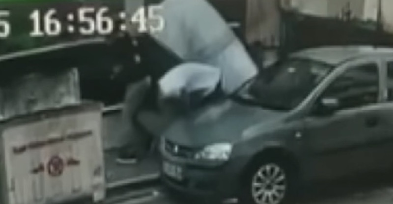 Mersin’de bir apartmanın damından halatla taşınan 500 litrelik boş su deposu, arkadaşıyla sohbet eden kişinin üstüne düştü