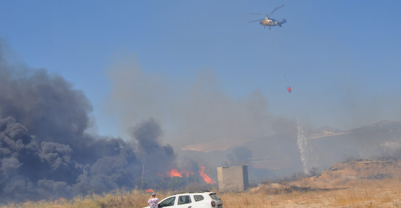 Mersin’de eski kağıt fabrikası alanında çıkan yangın kontrol altına alındı