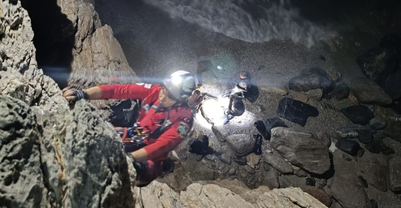 Mersin’de kayalıklardan düştüğü sahil kenarında mahsur kalan Rus uyruklu kişi, ekiplerin çalışmasıyla yaralı kurtarıldı.