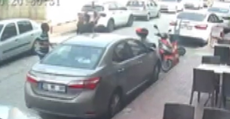 MERSİN’DE BİR KİŞİ  SİLAHLA HAVAYA ATEŞ ETMESİ GÜVENLİK KAMERASINCA KAYDEDİLDİ