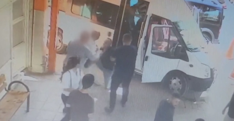 HATAY’DA BİR YOLCU, TARTIŞTIĞI MİNİBÜS ŞOFÖRÜNÜN KULAĞININ BİR BÖLÜMÜNÜ ISSIRARAK KOPARDI!