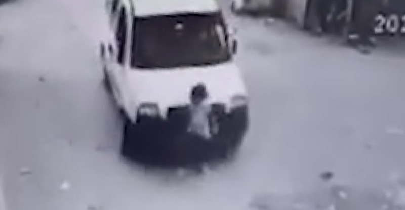 Adana’da hafif ticari aracın çarptığı çocuk yaralandı