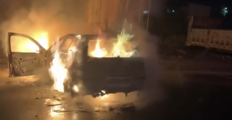 Adana’da park halindeki otomobil yandı