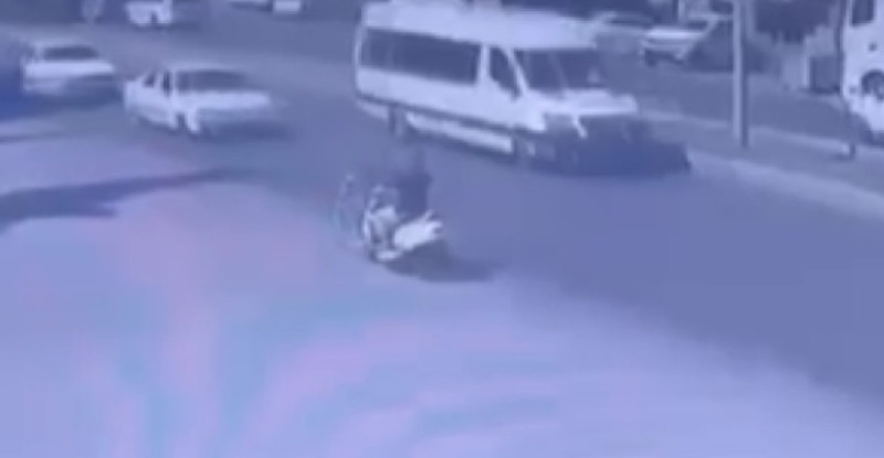 Adana’da otomobille çarpışan motosikletin sürücüsü yaralandı