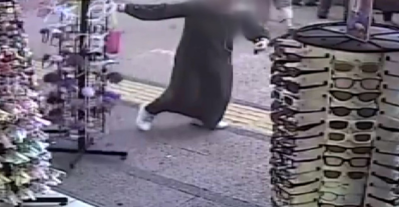 Mersin’de bir kadının dükkanların önündeki ürünleri dağıtması güvenlik kamerasında