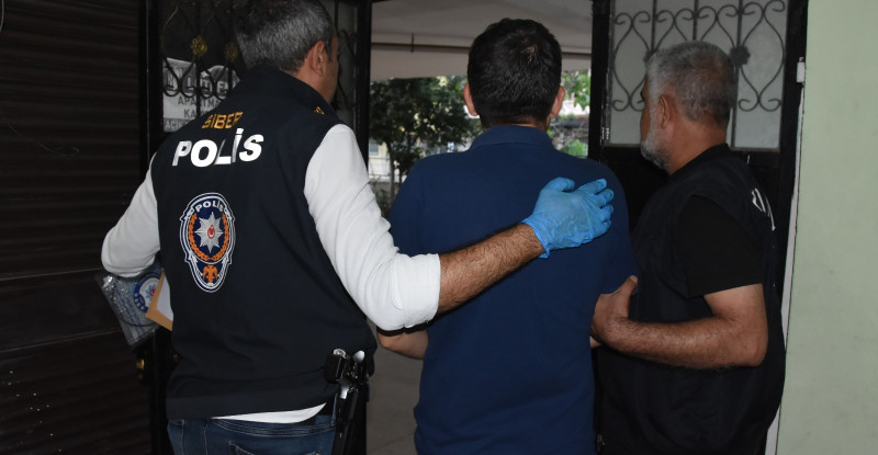 Mersin’de “müstehcen yayın” iddiasıyla yakalanan 12 zanlıdan 5’i tutuklandı