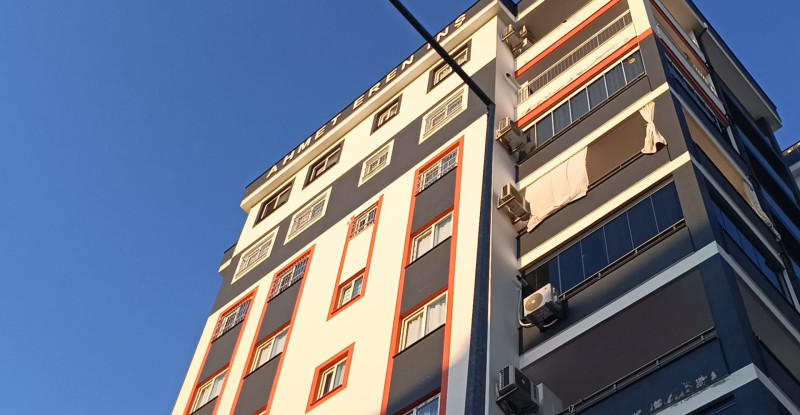 Adana’da 9. kat penceresinden düşen genç öldü