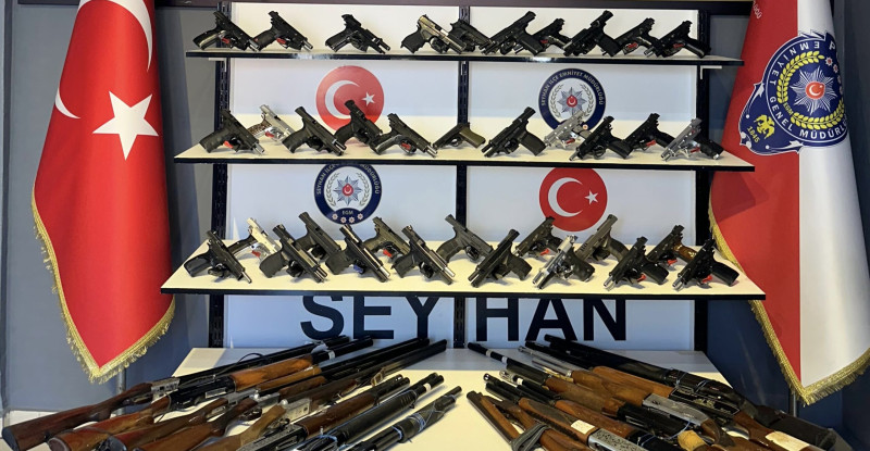 Adana’nın merkez Seyhan ilçesinde, polisin geçen haftaki operasyon ve denetimlerinde 43 ruhsatsız silah ele geçirildi
