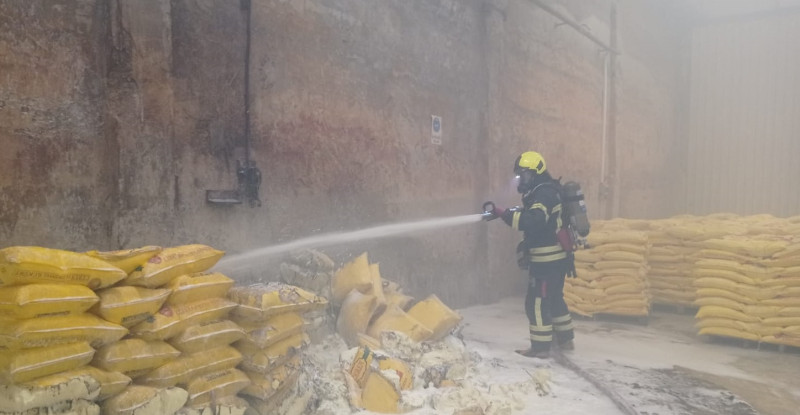 Mersin’de lojistik firmasının kükürt depolama alanında çıkan yangın söndürüldü