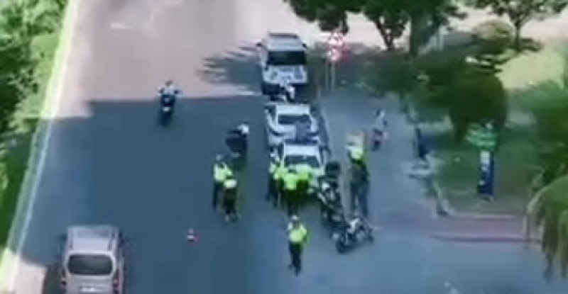 Adana’da polis denetiminden kaçan motosikletlinin yakalanması dron kamerasında