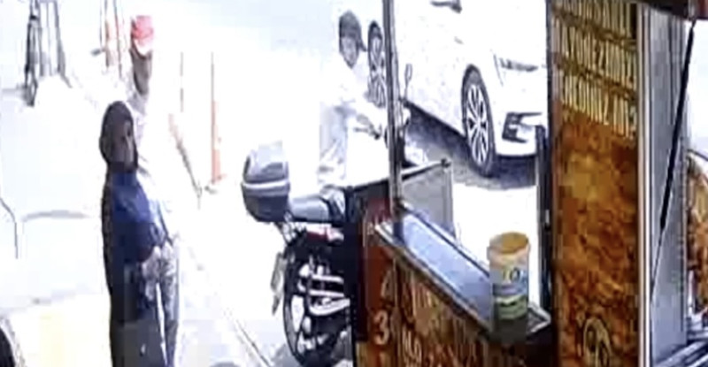 Adana’da bir kişinin motosiklet çalması güvenlik kamerasına yansıdı