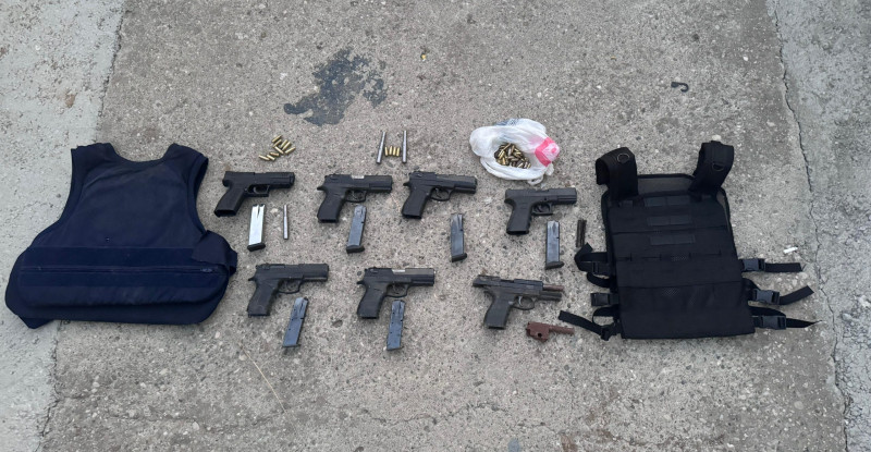 Adana’da evin bahçesinde kısmen toprağa gömülü 8 tabanca bulundu