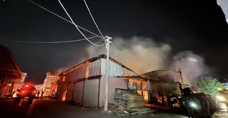 ADANA’DA MOBİLYACILAR SİTESİ’NDEKİ YANGINDA 6 İŞ YERİ KULLANILAMAZ HALE GELDİ