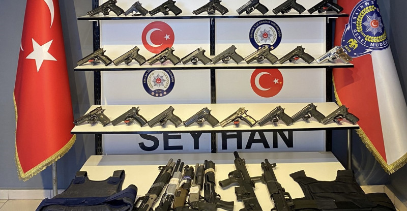 Adana’da operasyon ve denetimlerde 34 ruhsatsız silah ele geçirildi