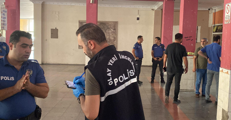 CEYHAN OTOGARI’NDA YAZIHANESİNDE SİLAHLI SALDIRIYA UĞRAYAN KİŞİ HAYATINI KAYBETTİ