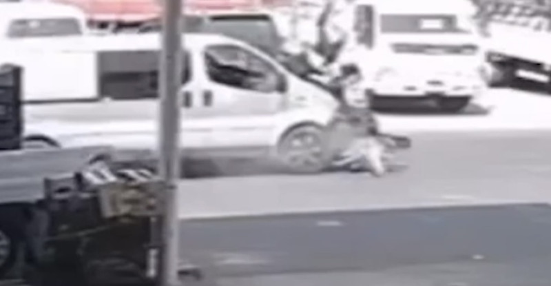 ADANA’DA PANELVANLA ÇARPIŞAN MOTOSİKLETTEKİ 2 KİŞİ YARALANDI