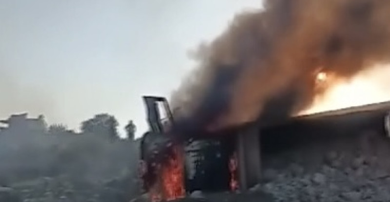 MERSİN’DE ŞARAMPOLE DEVRİLEN TAŞ YÜKLÜ KAMYON YANDI