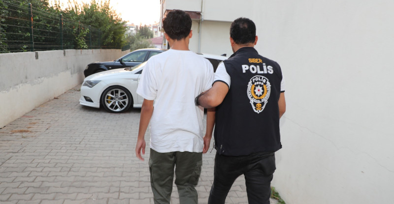 Mersin’de internette müstehcen görüntüler yayan 3 zanlı tutuklandı