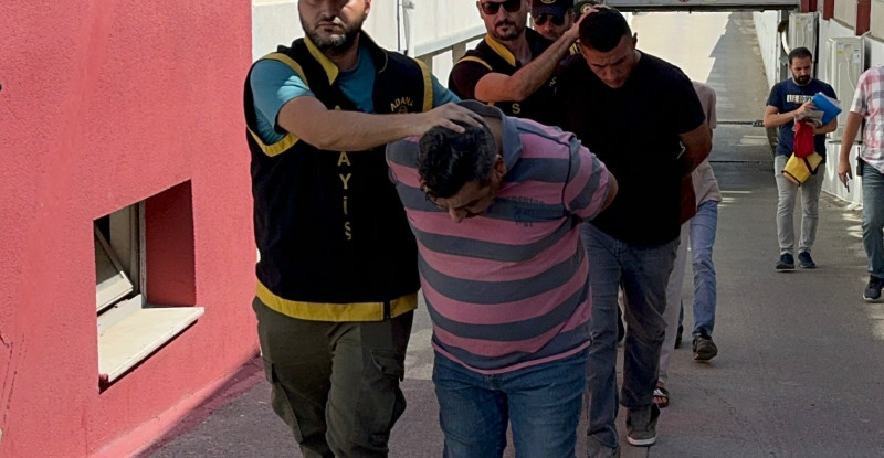 Adana’da bir kişiyi bıçaklayarak ve darbederek öldürdükleri iddiasıyla gözaltına alınan 6 şüpheliden 5’i tutuklandı.