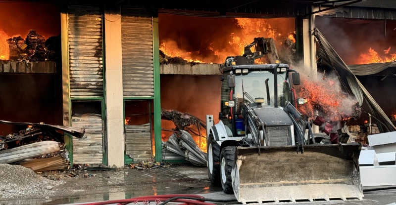 ADANA’DA KIRTASİYE MALZEMELERİ BULUNAN DEPODA ÇIKAN YANGINDA 10 İŞ YERİ ZARAR GÖRDÜ