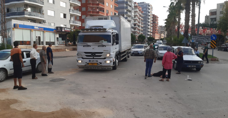 Adana’da otomobilin yaşlı kadına çarpması güvenlik kamerasına yansıdı