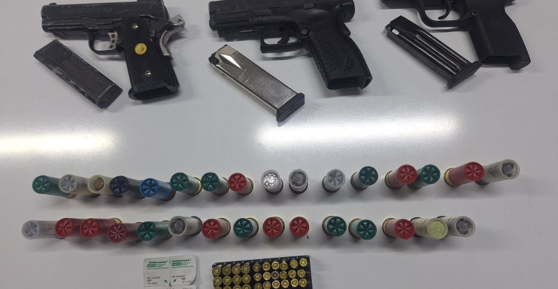 Adana’da, mutfağındaki fırından 3 ruhsatsız tabanca, mermi, kartuş ve uyuşturucu hap çıkan evin sahibi gözaltına alındı.