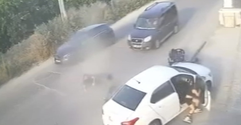 Adana’da park halindeki otomobile çarpan motosikletteki 2 kişinin yaralandığı kaza güvenlik kamerasında