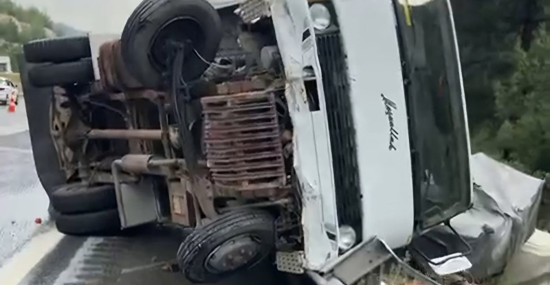 Adana’da, otoyolda 4 aracın karıştığı trafik kazasında 2 kişi yaralandı.