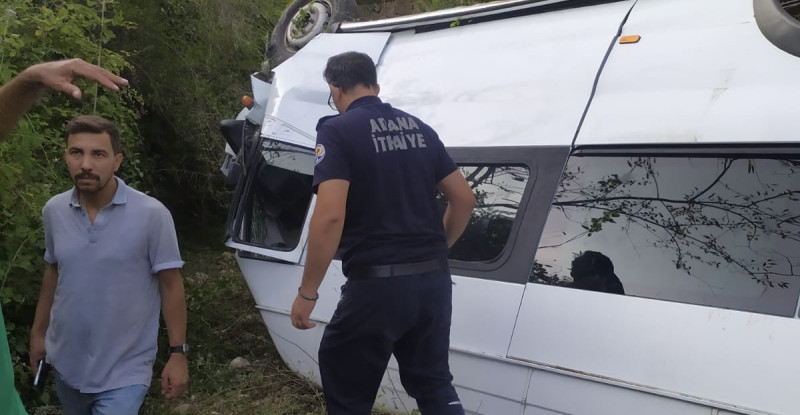 Adana’da devrilen okul servisindeki 9 kişi yaralandı