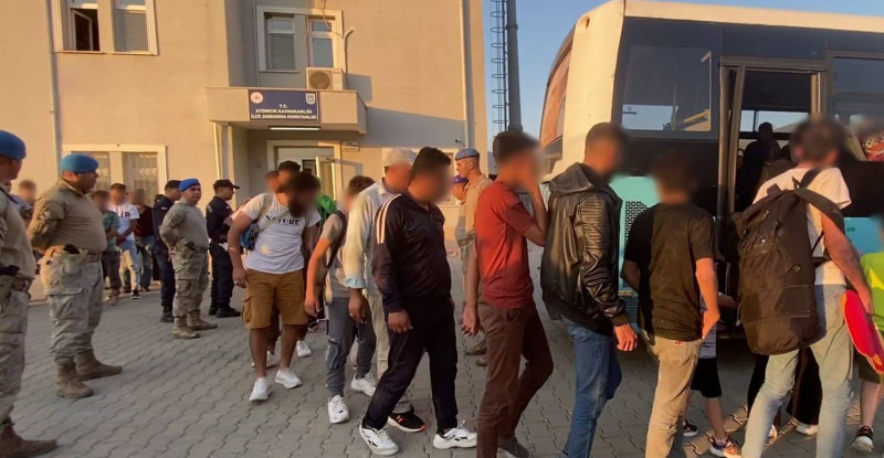 MERSİN’DE 50 DÜZENSİZ GÖÇMEN YAKALANDI, GÖÇMEN KAÇAKÇILIĞI YAPTIĞI ÖNE SÜRÜLEN 1 KİŞİ  YAKALANDI