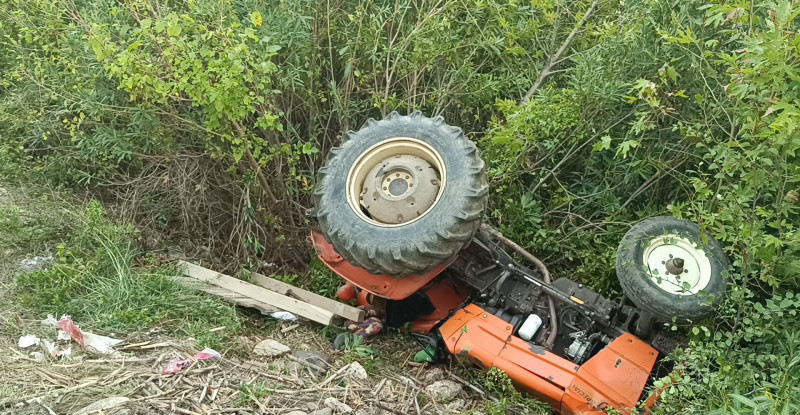 Adana’da 13 yaşındaki bir çocuk, kullandığı traktörün devrilmesi sonucu yaralandı
