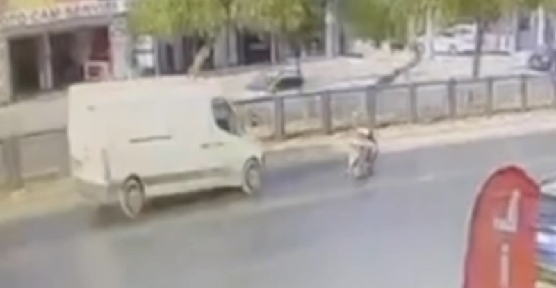 Adana’da minibüsün çarptığı elektrikli bisiklet sürücüsü hayatını kaybetti