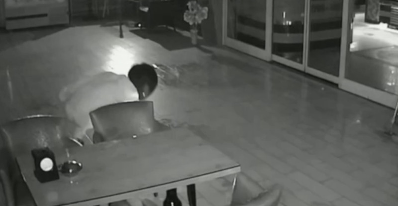 Adana’da bir pastanenin kundaklanma anı güvenlik kamerasınca kaydedildi