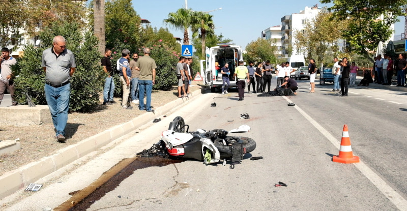 Mersin’de refüje çarpan motosikletteki 1 kişi hayatını kaybetti, 1 kişi yaralandı